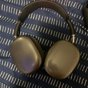 Space Gray apple headphones